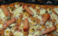 Pizza con ojos y dedos